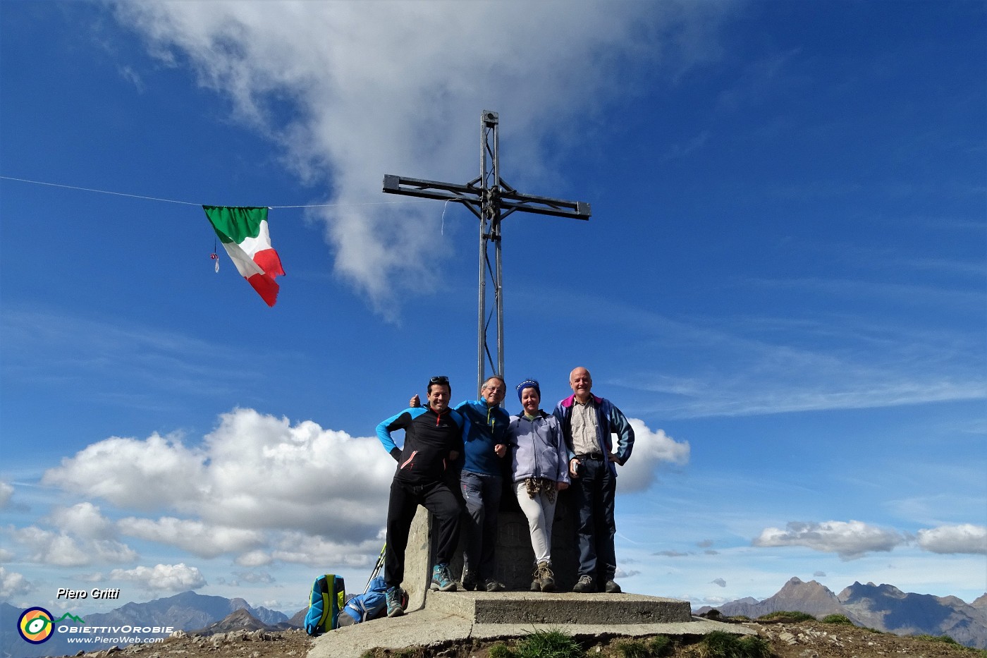 05 Alla croce del Venturosa (1999 m) con Jeanne Pierre e parente.JPG